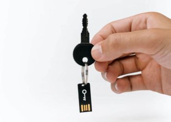 Photo by cottonbro from Pexels: https://www.pexels.com/photo/hand-holding-a-key-with-a-usb-flash-drive-5474298/