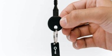 Photo by cottonbro from Pexels: https://www.pexels.com/photo/hand-holding-a-key-with-a-usb-flash-drive-5474298/