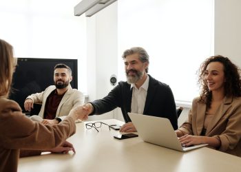 Photo by Edmond Dantès from Pexels: https://www.pexels.com/photo/man-woman-office-writing-4342126/