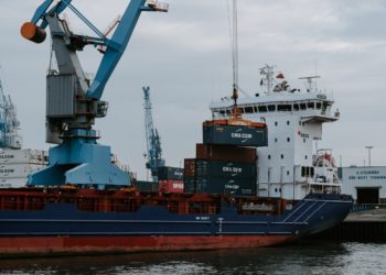 Photo by Kai Pilger: https://www.pexels.com/photo/blue-and-red-cargo-ship-with-crane-1544372/