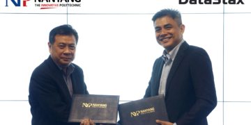 (From left) Dennis Ang, Director, School of Information Technology, Nanyang Polytechnic; Alan Ho, Vice President of International Marketing, DataStax