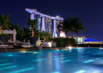Photo by Pixabay: https://www.pexels.com/photo/marina-bay-sand-singapore-290597/