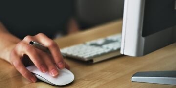 Photo by Vojtech Okenka from Pexels: https://www.pexels.com/photo/person-holding-apple-magic-mouse-392018/