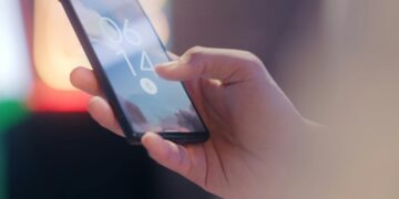 Photo by SCREEN POST: https://www.pexels.com/photo/a-person-holding-a-mobile-phone-12376016/